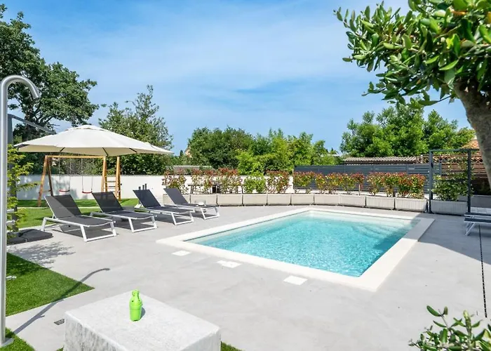 Вилла Antares By Guide Пула